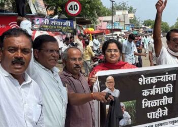 जळगावात शरद पवार गटाच्या पदाधिकाऱ्यांनी दाखवले मुख्यमंत्र्यांना काळे झेंडे