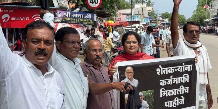 जळगावात शरद पवार गटाच्या पदाधिकाऱ्यांनी दाखवले मुख्यमंत्र्यांना काळे झेंडे