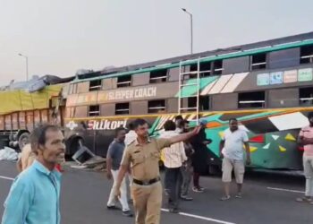 जळगाव जिल्ह्यात ट्रॅव्हल्सला भीषण अपघात ; दोन जण ठार,१५ ते २० जण गंभीर