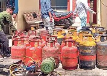 जळगावात गॅसचा काळाबाजार उघड; तब्बल 61 सिलेंडर जप्त, तिघांना अटक