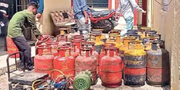 जळगावात गॅसचा काळाबाजार उघड; तब्बल 61 सिलेंडर जप्त, तिघांना अटक