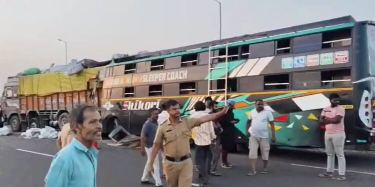 जळगाव जिल्ह्यात ट्रॅव्हल्सला भीषण अपघात ; दोन जण ठार,१५ ते २० जण गंभीर