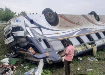 खासगी ट्रॅव्हल खड्ड्यात पलटली ; ३० प्रवासी जखमी