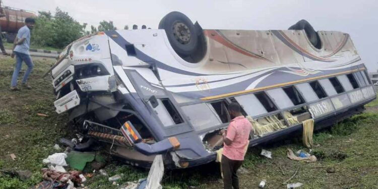 खासगी ट्रॅव्हल खड्ड्यात पलटली ; ३० प्रवासी जखमी