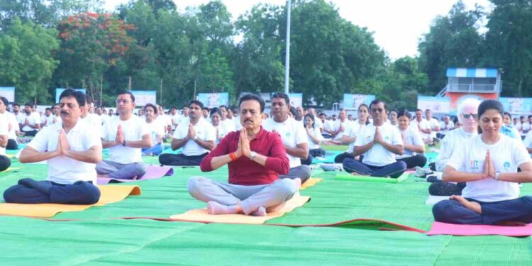 भुसावळच्या रेल्वे मैदानावर आंतरराष्ट्रीय योग दिन उत्साहात साजरा