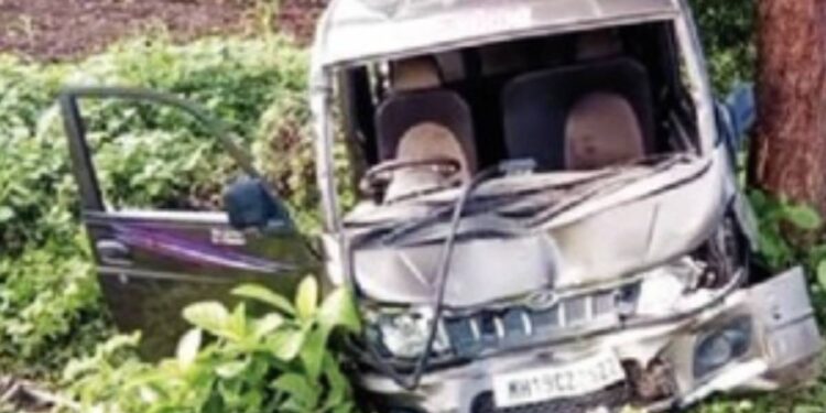 अमळनेर तालुक्यात शेतमजुरांच्या वाहनाला भीषण अपघात ; २२ जण जखमी