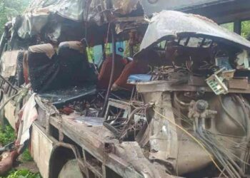 यात्रेकरूंना घेऊन जाणारी बस ट्रकला धडकली, १८ भाविक ठार, २० जण जखमी