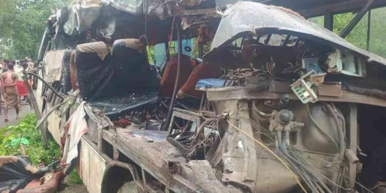 यात्रेकरूंना घेऊन जाणारी बस ट्रकला धडकली, १८ भाविक ठार, २० जण जखमी