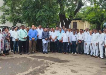 प्रलंबित मागण्यांकडे शासनाचे दुर्लक्ष ! जळगावमध्ये राज्य सरकारी कर्मचाऱ्यांचे आंदोलन