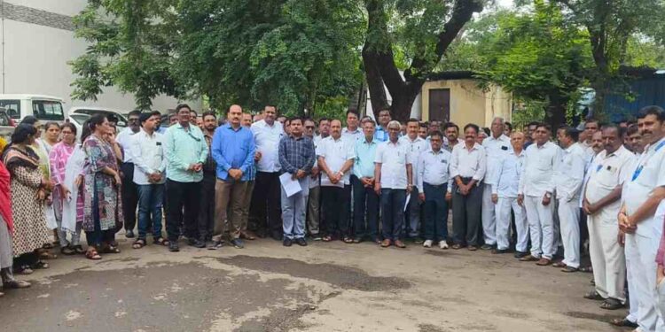 प्रलंबित मागण्यांकडे शासनाचे दुर्लक्ष ! जळगावमध्ये राज्य सरकारी कर्मचाऱ्यांचे आंदोलन