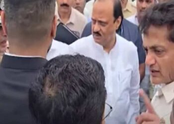 अजित पवारांकडून सकाळी-सकाळी विकासकामांची पाहणी ; अधिकाऱ्यांसह सरपंचाला सुनावलं