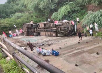 यावल तालुक्यात ट्रॅव्हल्सचा भीषण अपघात; बस थेट नदीत कोसळली