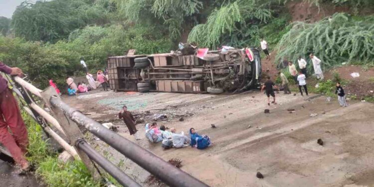 यावल तालुक्यात ट्रॅव्हल्सचा भीषण अपघात; बस थेट नदीत कोसळली