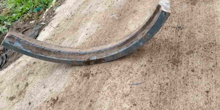 जळगावातील एमआयडीसीत आकाशातून अनोख्या धातूचा तुकडा पडल्याने खळबळ