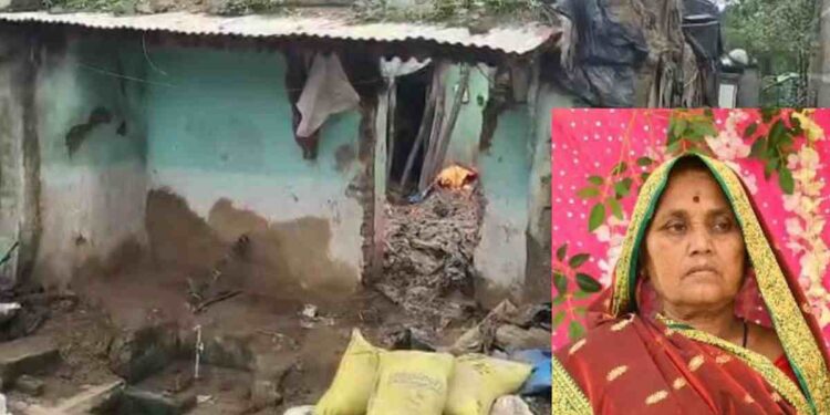 दुर्दैवी ! पावसामुळे घराचे छत कोसळले, छताखाली दबून वृद्ध महिलेचा मृत्यू, नातू व आजोबा गंभीर