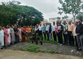 स्व.वसंतराव नाईक यांची जयंती व ‘डॉक्टर्स डे’चे औचित्य साधून १०० झाडांचे वृक्षारोपण