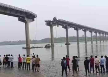 गुजरातमध्ये भीषण घटना ! आनंद आणि बडोदाला जोडणाऱ्या पुलाचे दोन तुकडे, अनेक वाहने नदीत