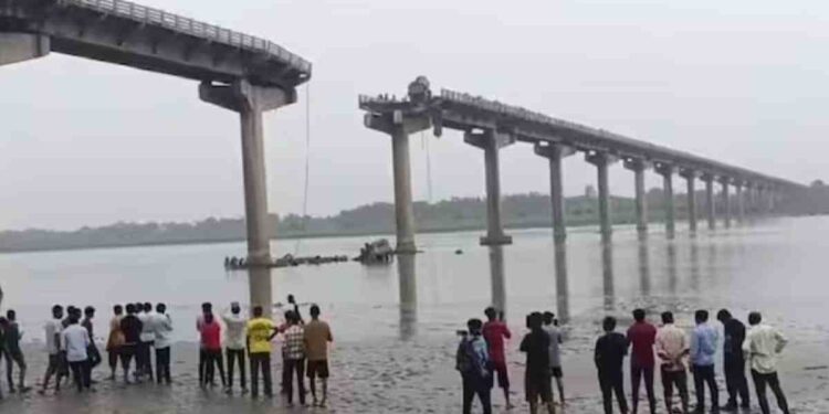 गुजरातमध्ये भीषण घटना ! आनंद आणि बडोदाला जोडणाऱ्या पुलाचे दोन तुकडे, अनेक वाहने नदीत