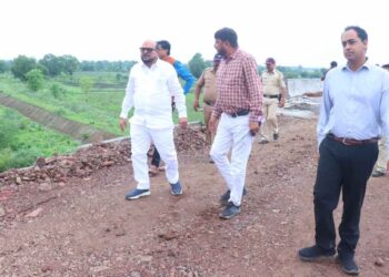 पालकमंत्र्यांकडून पाळधी–तरसोद बायपास रस्त्याची पाहणी