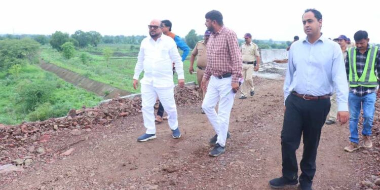 पालकमंत्र्यांकडून पाळधी–तरसोद बायपास रस्त्याची पाहणी