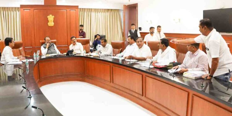 शेत जमिनीचे भूसंपादन करताना शेतकऱ्यांवर अन्याय होणार नाही, याची प्रशासनाने दक्षता घ्यावी