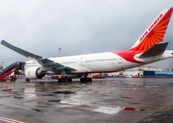 मुंबईत रनवेवर घसरलं एअर इंडियाचं विमान ; वैमानिकाच्या प्रसंगावधानाने मोठा अनर्थ टळला