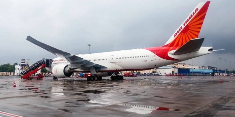 मुंबईत रनवेवर घसरलं एअर इंडियाचं विमान ; वैमानिकाच्या प्रसंगावधानाने मोठा अनर्थ टळला