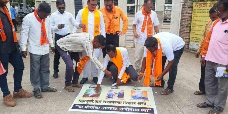 गृहराज्य, कृषी अन् जलसंपदा मंत्र्यांचा राजीनामा तात्काळ घ्या ; जळगावात ठाकरे गटाचे आंदोलन