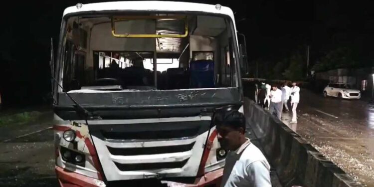 विठुमाऊलीचे दर्शन घेऊन परताना एसटीला अपघात, बसमध्ये होते 53 भाविक