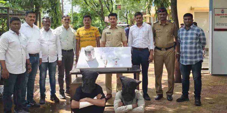 जळगावात मंदिरातील दागिने लांबविणाऱ्या दोघांना ठोकल्या बेड्या