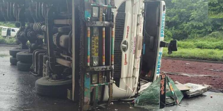 धुळे- सुरत महामार्गावर दोन वेगवेगळे भीषण अपघात