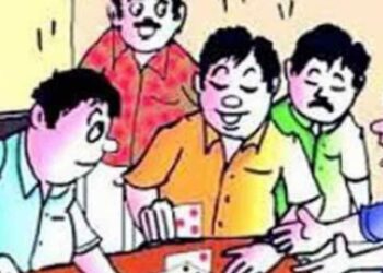 जुगार अड्ड्यावर पोलिसांची धाड; २ लाख १४ हजाराचा मुद्देमाल जप्त, तिघांवर गुन्हा दाखल