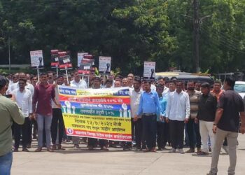 जळगाव शहरात वॅट, ड्युटी वाढीविरोधात बिअर बार मालकांचा मूक मोर्चा