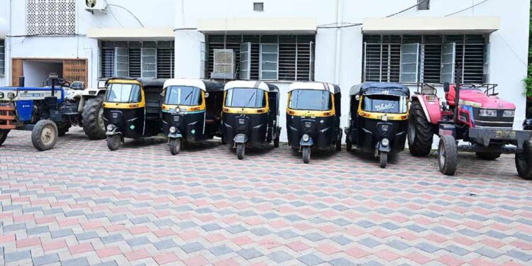 जळगाव स्थानिक गुन्हे शाखेच्या विशेष मोहिमेत 12 लाख 90 हजाराचा मुद्देमाल जप्त ; वाहनचोरीसह इतर गुन्हे उघड