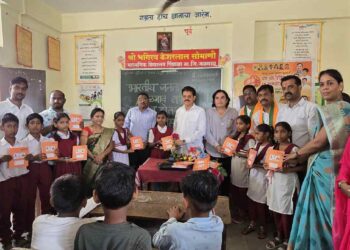 दक्षा फाउंडेशन जळगावतर्फे गरजू होतकरू विद्यार्थांना ८०० वह्या वाटप