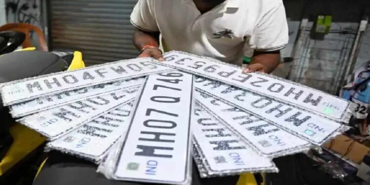 महाराष्ट्रातील जुन्या वाहनधारकांना सरकारकडून दिलासा ! HSRP बसवण्याची अंतिम मुदत या महिन्यापर्यंत वाढवली