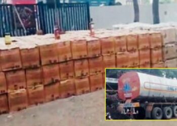 धुळ्यात पुष्पा स्टाईल दारू तस्करीचा भांडाफोड ; तब्बल इतक्या लाखाचा दारूसाठा जप्त