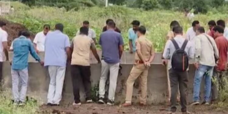 ह्रदय पिळवून टाकणारी धक्कादायक ! बायको नांदायला येत नसल्याने नवऱ्याने ४ मुलांसह आयुष्य संपवलं