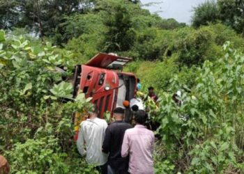 भीषण! प्रवाशांनी भरलेली एसटी थेट चारीत कोसळली; एक प्रवाशाचा मृत्यू, अनेक जखमी