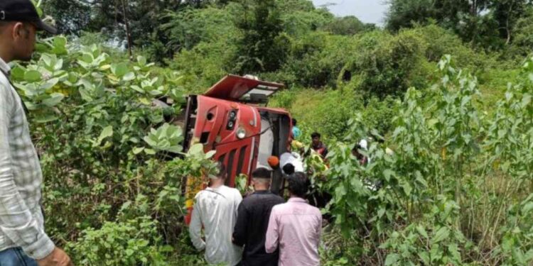 भीषण! प्रवाशांनी भरलेली एसटी थेट चारीत कोसळली; एक प्रवाशाचा मृत्यू, अनेक जखमी