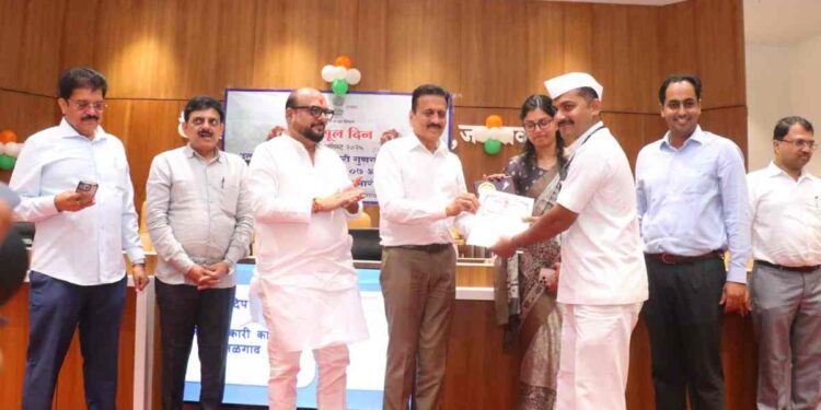 जळगाव जिल्ह्यात ७३ अधिकारी-कर्मचाऱ्यांचा जिल्हास्तरीय गौरव सोहळा उत्साहात संपन्न