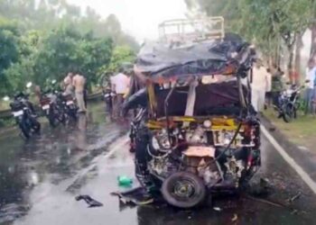 गंगा स्नानासाठी जाताना काळाचा घाला ; ऑटो आणि ट्रकच्या भीषण अपघातात ८ जण ठार