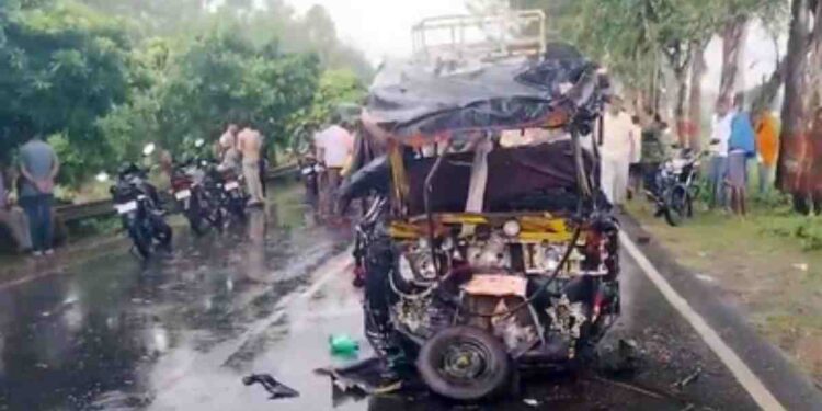 गंगा स्नानासाठी जाताना काळाचा घाला ; ऑटो आणि ट्रकच्या भीषण अपघातात ८ जण ठार