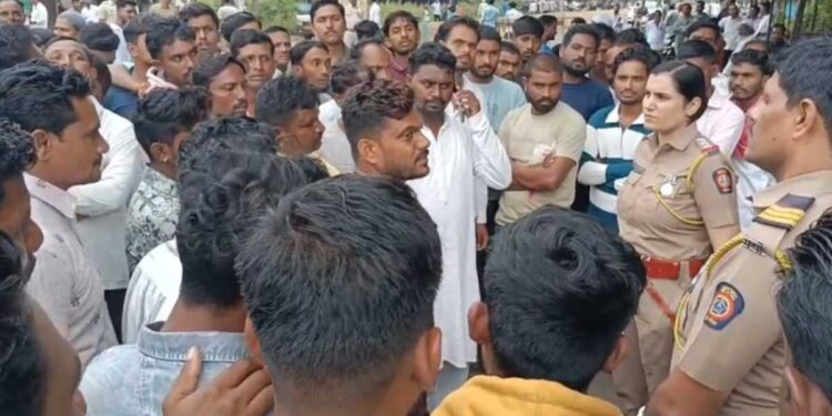 शेंदूर्णीत महापुरुषाच्या पुतळ्याची विटंबना, गावात तणावाचे वातावरण, पोलिसांचा मोठा बंदोबस्त तैनात