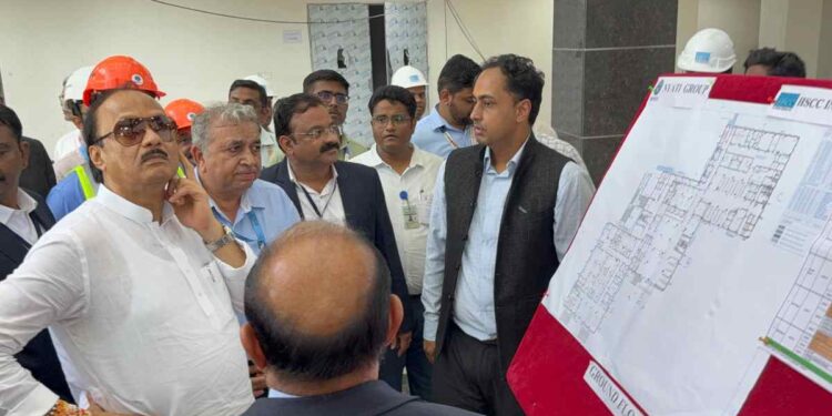 उपमुख्यमंत्री अजित पवार यांच्याकडून जळगावच्या मेडिकल हबची पाहणी