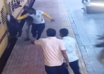 रेल्वेत चढताना तोल गेला, तेवढ्यात पोलीस कर्मचारी धावत आला अन्.. जळगाव रेल्वे स्टेशनवरील घटना