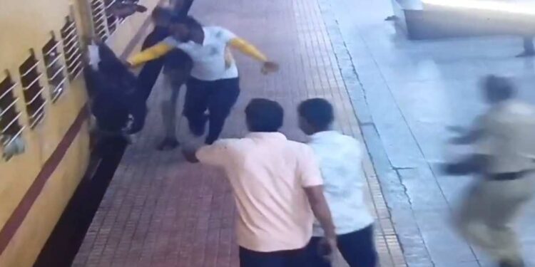 रेल्वेत चढताना तोल गेला, तेवढ्यात पोलीस कर्मचारी धावत आला अन्.. जळगाव रेल्वे स्टेशनवरील घटना