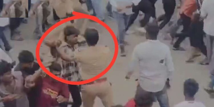 बापरे! शिरपूरमध्ये काढलेल्या मोर्चाला हिंसक वळण; पोलीस अधिकाऱ्यावर धारदार शस्त्राने वार