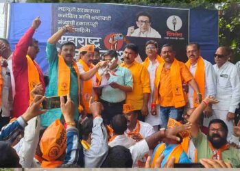 जळगाव शहरात सरकारचा प्रतिकात्मक पुतळा जाळून शिवसेनेचा निषेध