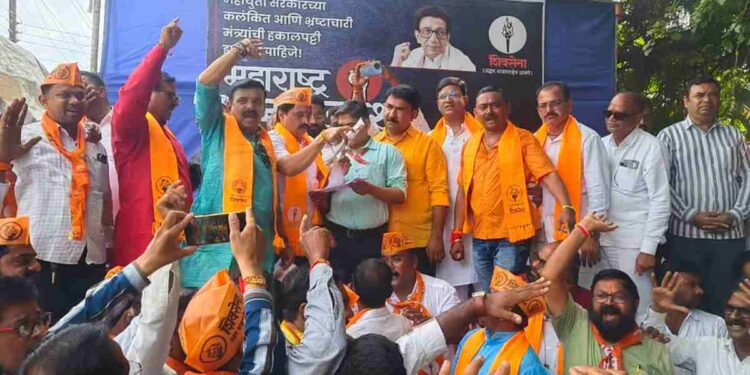 जळगाव शहरात सरकारचा प्रतिकात्मक पुतळा जाळून शिवसेनेचा निषेध